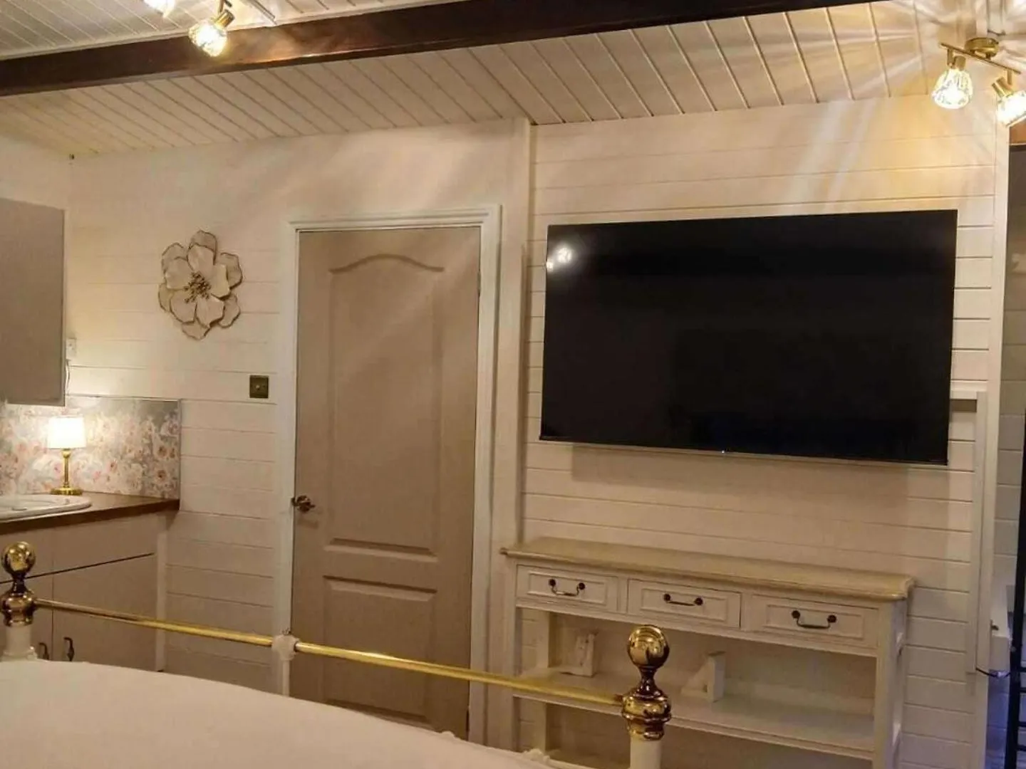 Tranquil Lodge Retreat In Southampton Holiday home